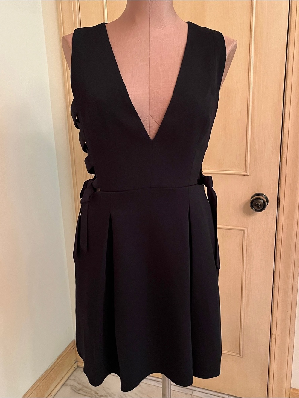 BCBGMAXAZRIA "Kalie" Party Event Lace Up Open Side Black Deep V-Neck Mini LBD 4 - Picture 2 of 16